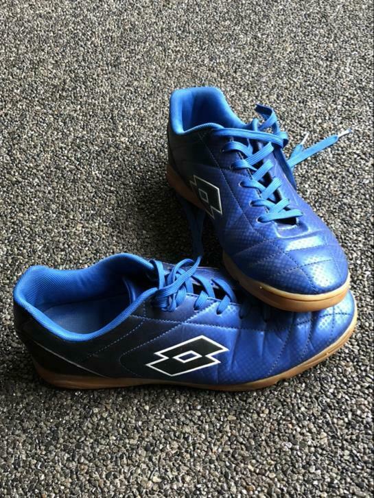 voetbalschoen maat 41 en 42, Ophalen, Zo goed als nieuw, Schoenen