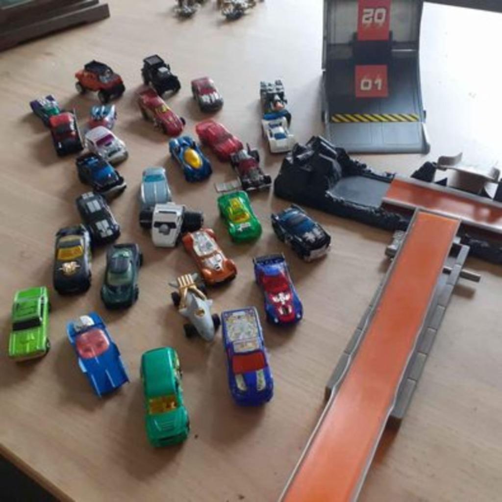 JOUETS HOT WHEELS 28 VOITURES + PARTIE CIRCUIT, Enlèvement, Utilisé, Circuit, Hot Wheels