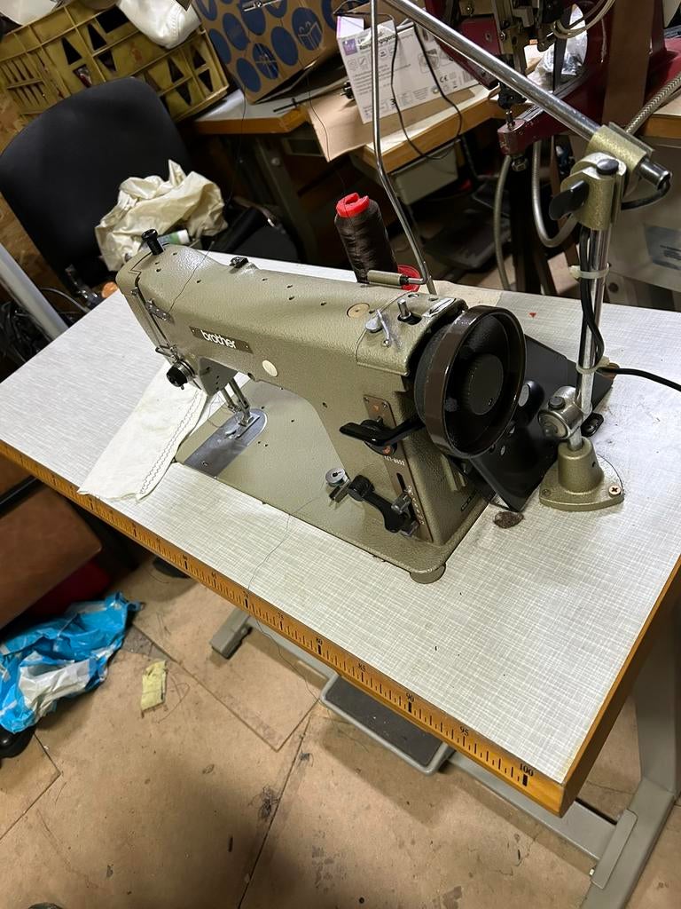 Brother professioneel naaimachine  met zig&zag functie 220V, Enlèvement ou Envoi, Comme neuf, Machine à coudre, Brother