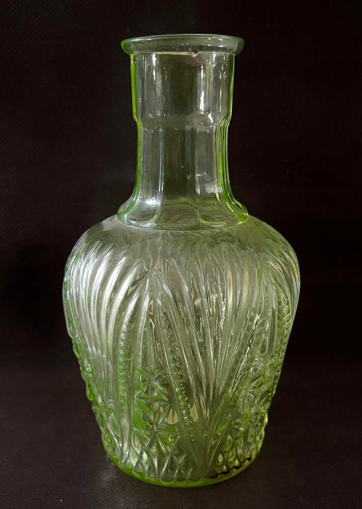 Antieke Uraniumglas Vaas – Geperst Glas met Bloemmotief 1930, Antiek en Kunst, Antiek | Glaswerk en Kristal, Ophalen of Verzenden