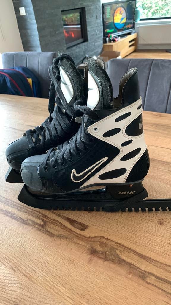 Patins hockey sur glace Nike taille 40, Sport en Fitness, Schaatsen, Ophalen, Zo goed als nieuw