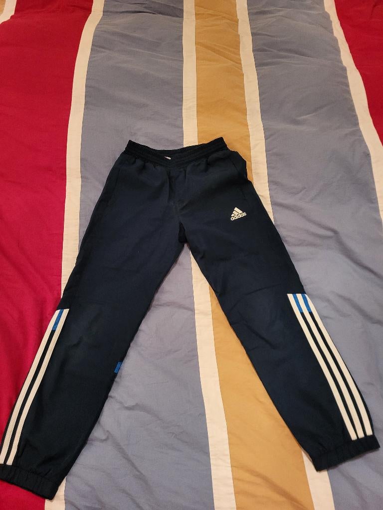 Adidas trainingsbroek donkerblauw maat 140, Adidas, Jongen of Meisje, Zo goed als nieuw, Ophalen