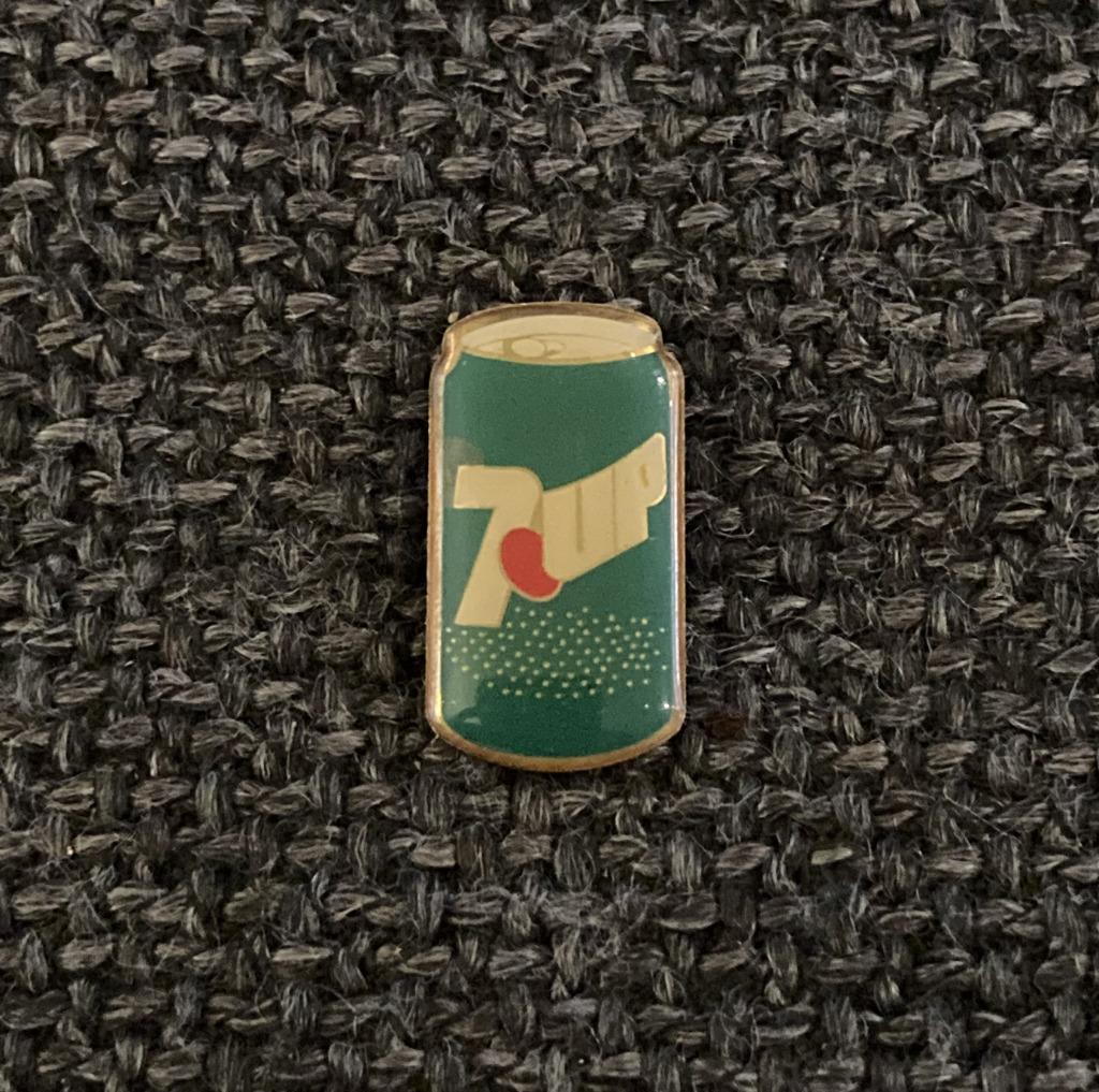 PIN - 7UP - BOISSON - SODA - FRISDRANK, Verzamelen, Verzenden, Gebruikt, Merk, Speldje of Pin
