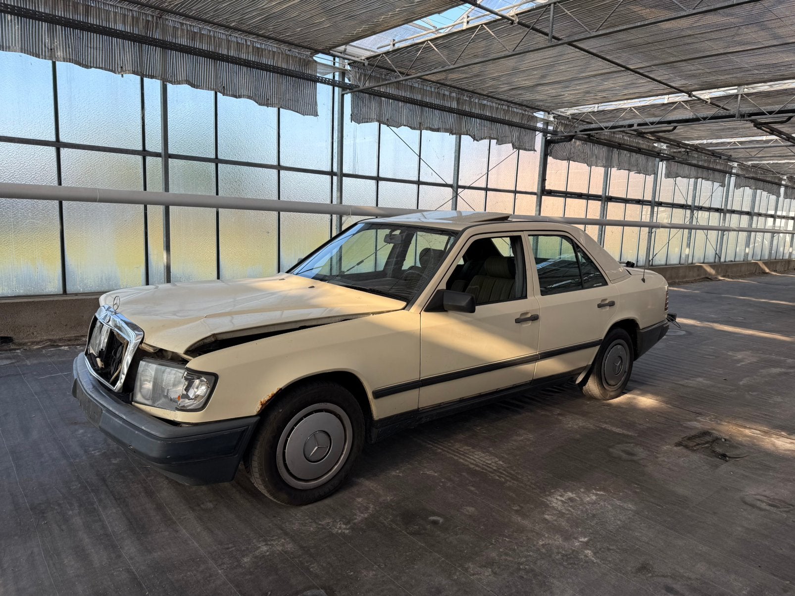 Mercedes 200diesel 1986 - schade, Autos, Série 200, Attache-remorque, Beige, Particulier