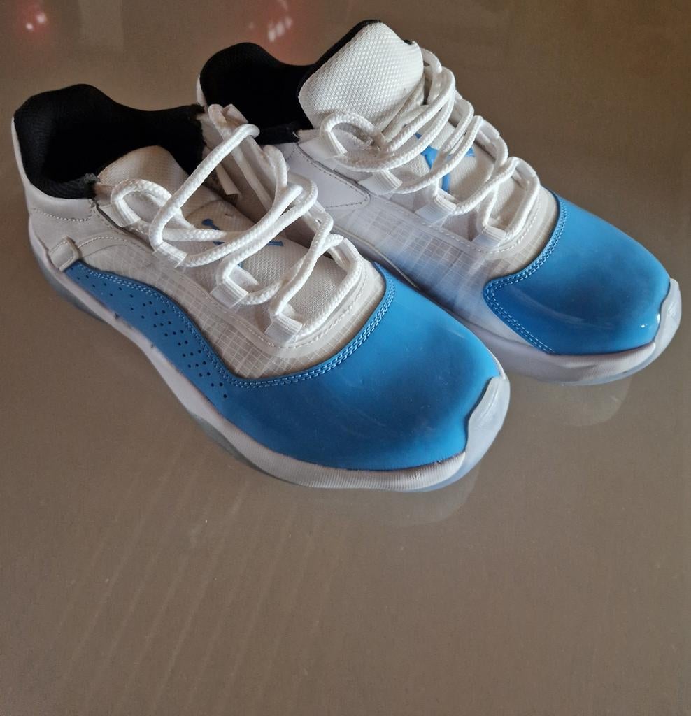 Nike Air Jordan 11 (pointure 38,5), Enlèvement