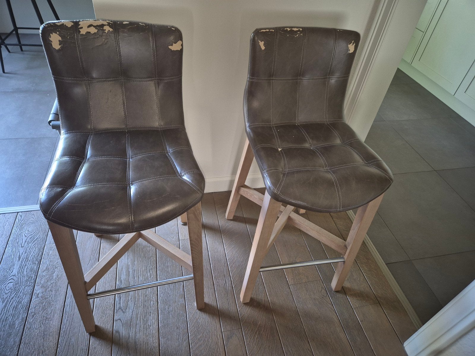 2 zeer degelijke barkrukken maar opnieuw bekleden, 90 cm ou plus, 2 tabourets, Enlèvement, Utilisé