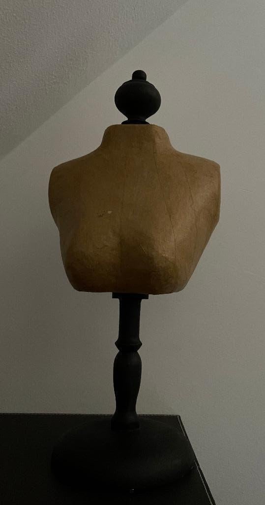 Buste pour bijoux, Enlèvement