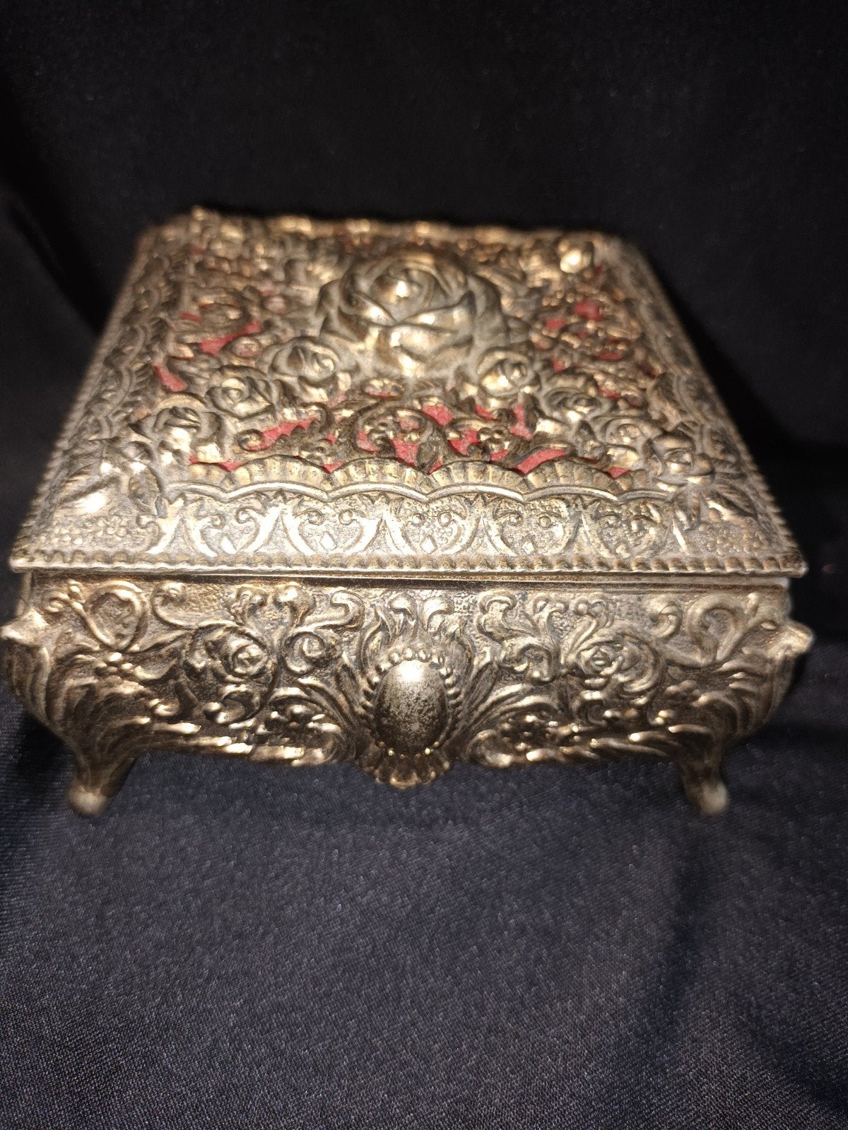Vintage metalen sieradendoosje met rozenmotief & rode voerin, Antiek en Kunst, Ophalen of Verzenden