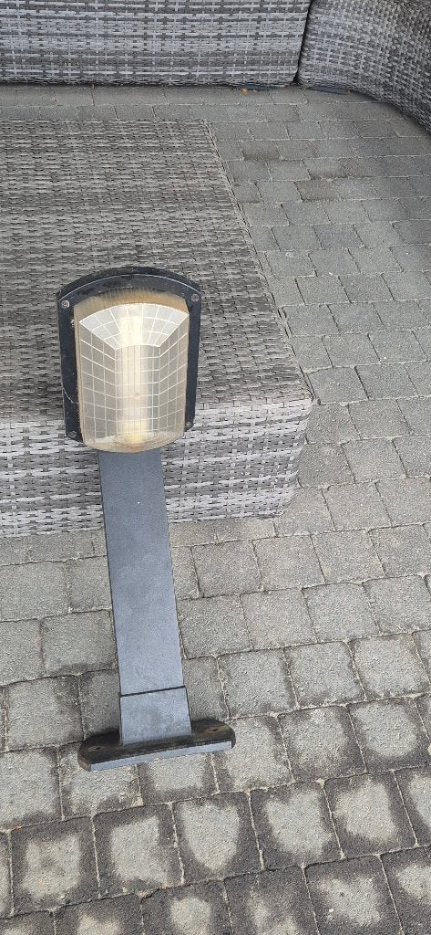 tuinlamp., Enlèvement