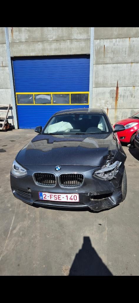 BMW 114d F20 Schadewagen / NIEUWE distributie + koppeling, Auto's, Voorwielaandrijving, Euro 5, Zwart, 5 deurs