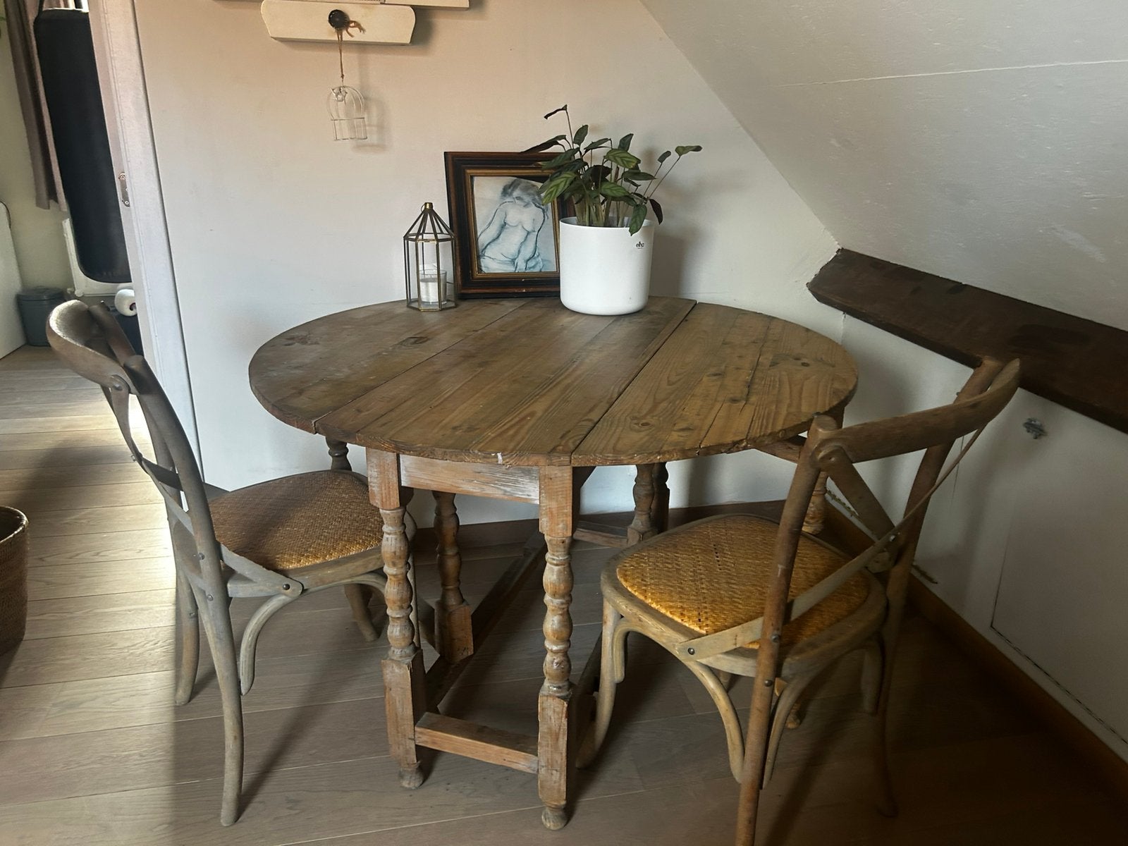 Eettafel 4 pers.rond plus 2 houten stoelen, Ophalen, Zo goed als nieuw, Rond