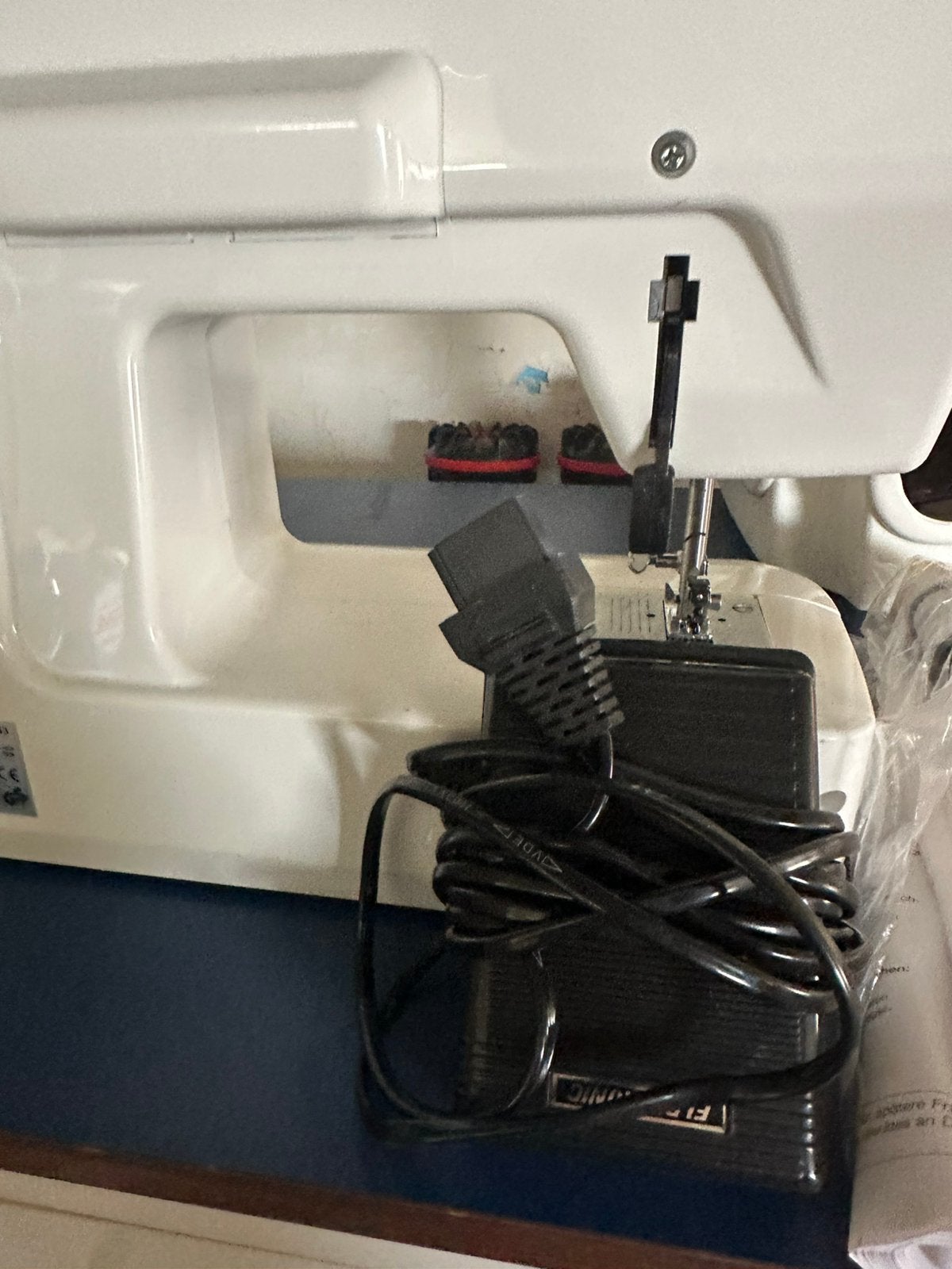 Compacte elektrische naaimachine met voetpedaal –goede staat, Hobby en Vrije tijd, Ophalen, Zo goed als nieuw, Naaimachine