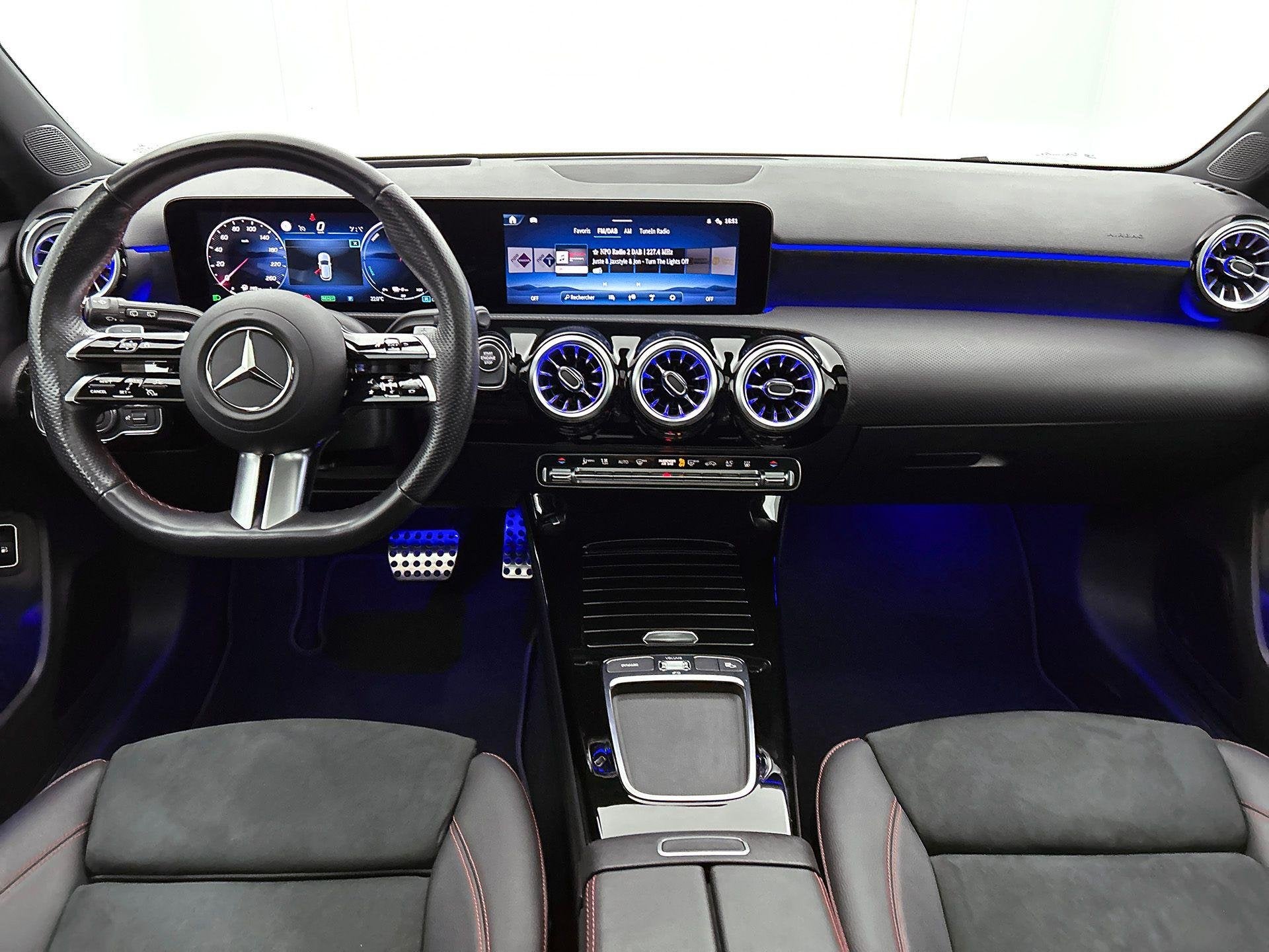 Mercedes-Benz A-Klasse 250 e Hatchback AMG Line | Panoramisc, Auto's, Mercedes-Benz, Stof, Gebruikt, 4 cilinders, 16 kWh