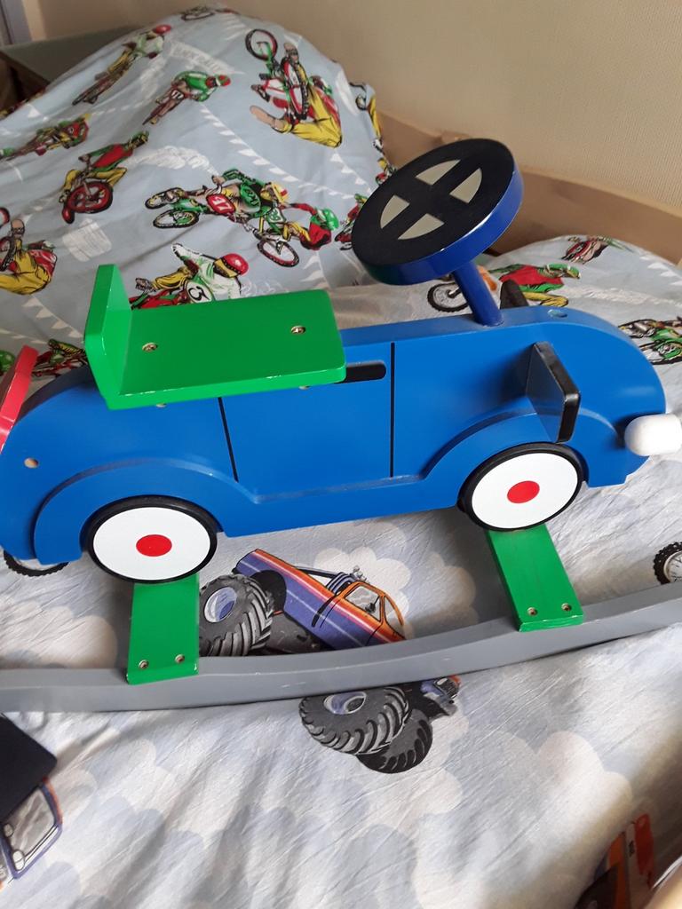 Kleurrijke kinderschommelfiets, Ophalen