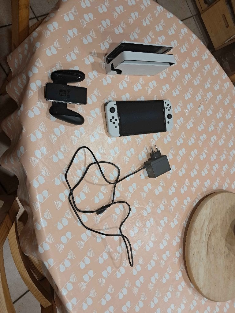 Nintendo Switch OLED – Comme neuve + accessoires, Consoles de jeu & Jeux vidéo, Enlèvement, Comme neuf, Online