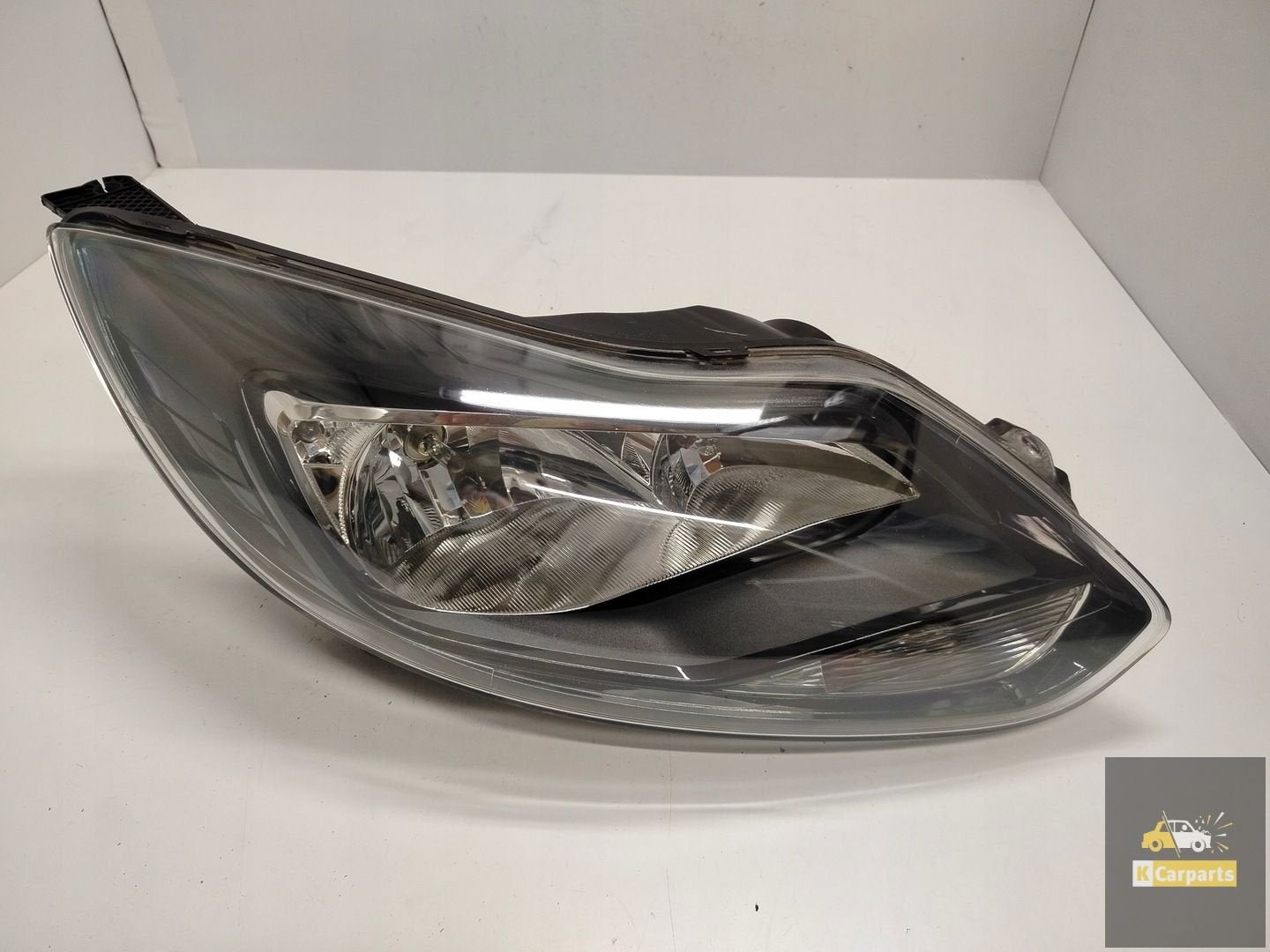 Phare droit noir uni Ford Focus MK3 en parfait tat, Info@ford.com, Ford Motor Company, American Road 1
48126  Dearborn, Ford