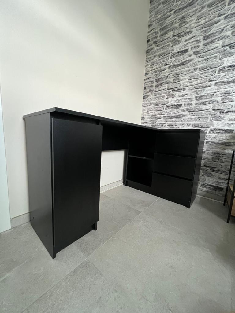 Zwart hoekbureau / L-vorm bureau met lades – modern design, Huis en Inrichting, Bureaus, Zo goed als nieuw, Hoekbureau, IKEA, Modern