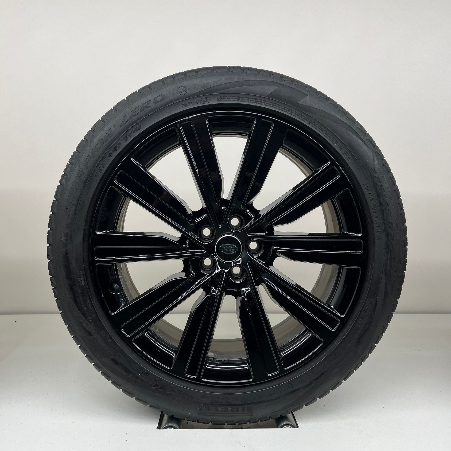 Land Rover Range Rover - 22 inch - all season, Autos : Pièces & Accessoires, Pneus & Jantes, Pneus et Jantes, 4 Saisons, Enlèvement ou Envoi