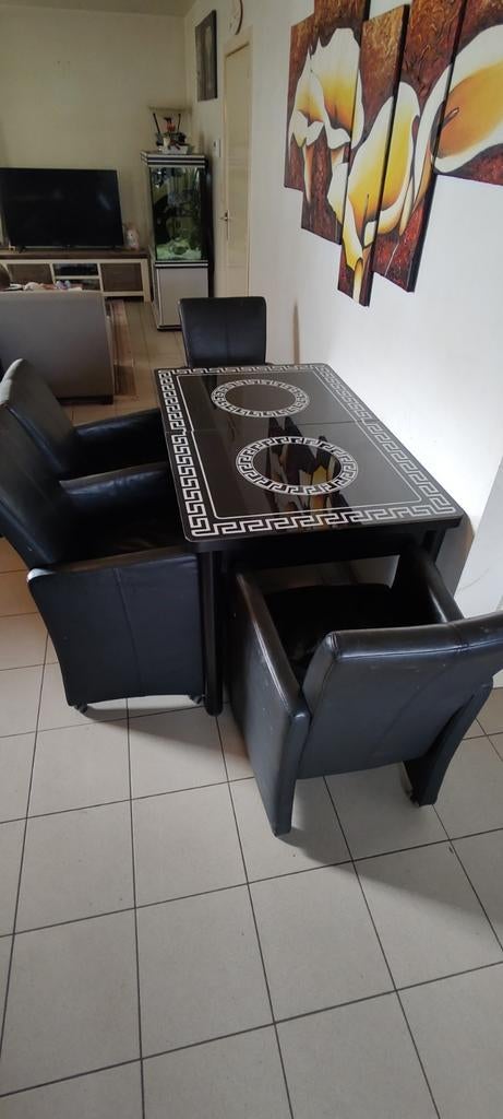 Eettafel met glazen blad en Versace logo, Ophalen, Zo goed als nieuw, 4 tot 6 stoelen