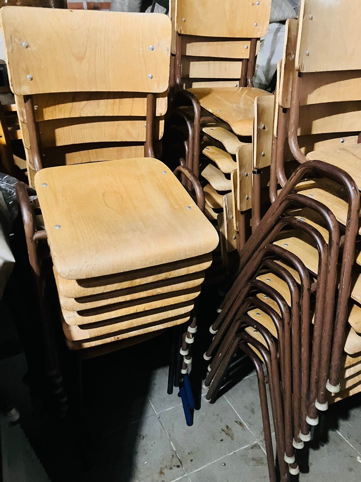 Vintage houten schoolstoelen en stapelstoelen, Ophalen