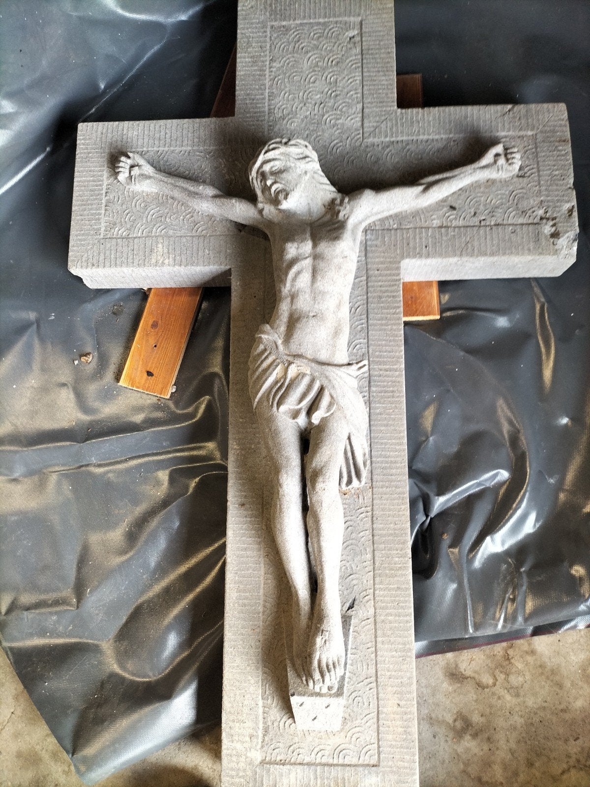 croix en pierre avec Jésus sculpté, Enlèvement