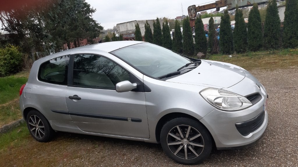 Vechicule, Autos, Argent ou Gris, Achat, Volant multifonction, Boîte manuelle