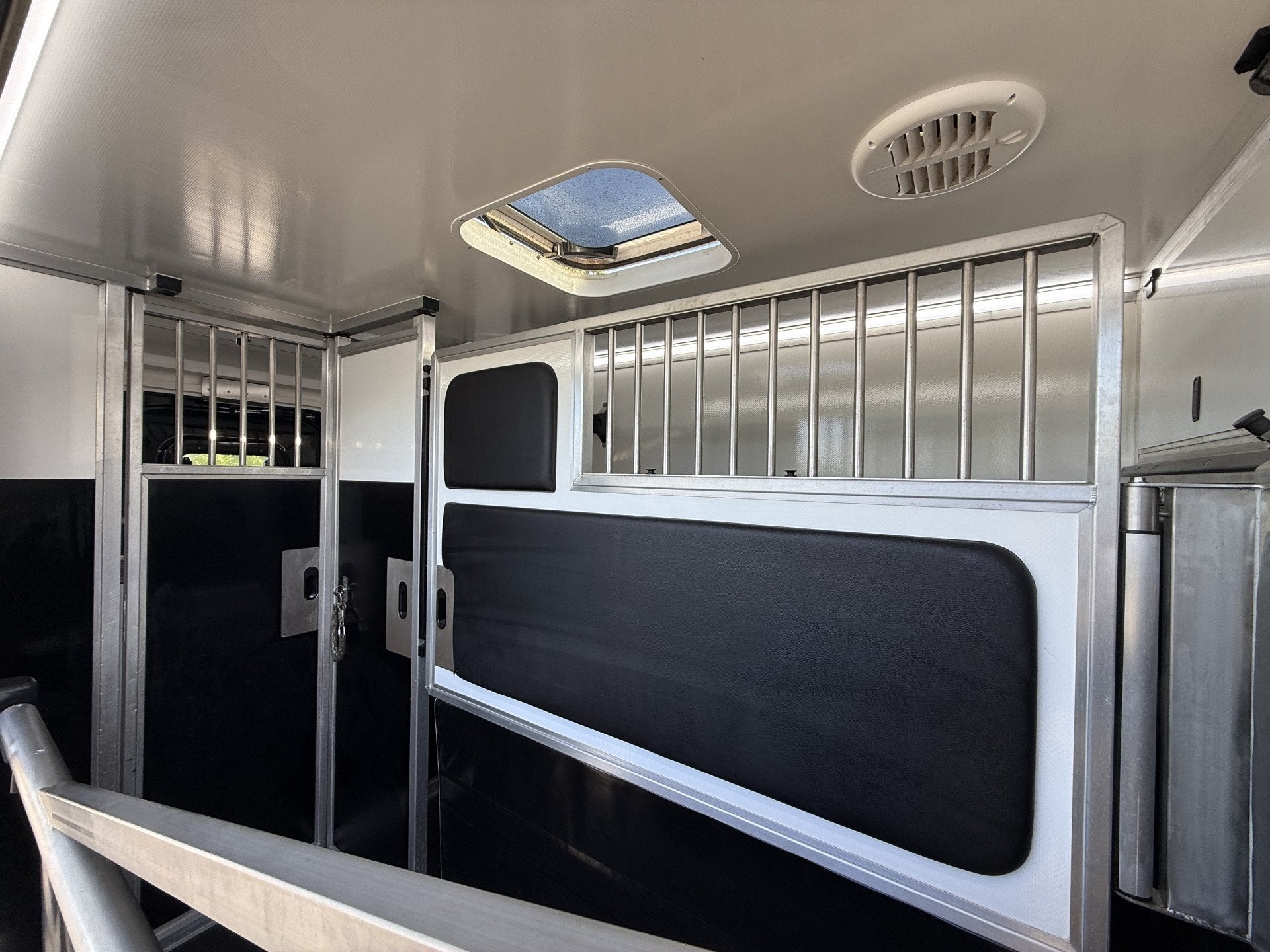 Renault Master | HORSETRUCK | KRISMAR | STALLION 3XL | 2022, Dieren en Toebehoren, Weduwestraat 12
4884MV  WERNHOUT, NL, Paardenwagentje NL | MVV HORSETRUCKS