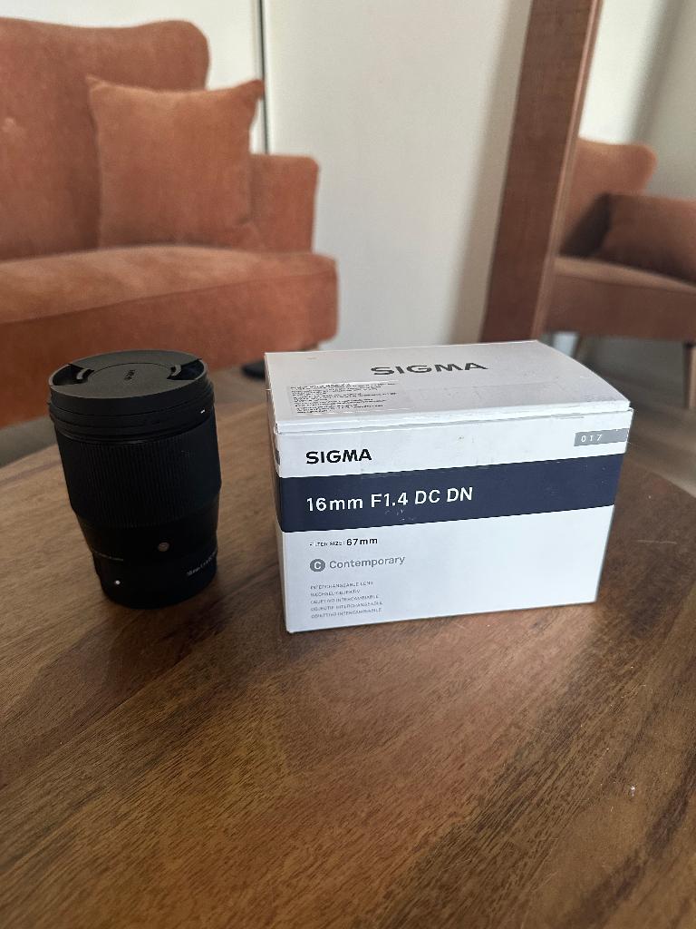 Sigma 16mm F1.4 DC DN Contemporary, ideale wide-angle prime, Ophalen, Zo goed als nieuw
