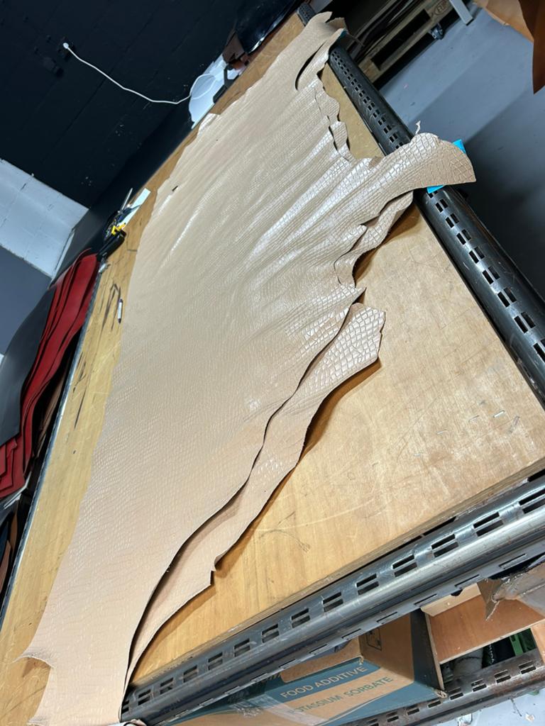 2 Beige kleur Italiaanse have huiden krokodil print soepel, Enlèvement ou Envoi, Comme neuf, Beige