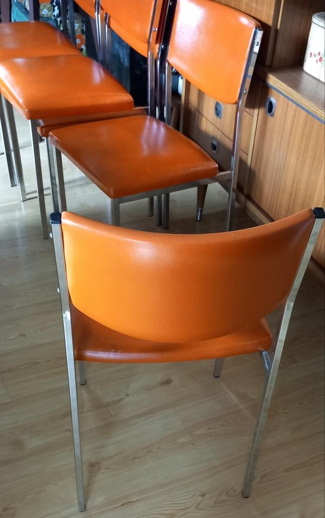 Oranje stoelen, Ophalen