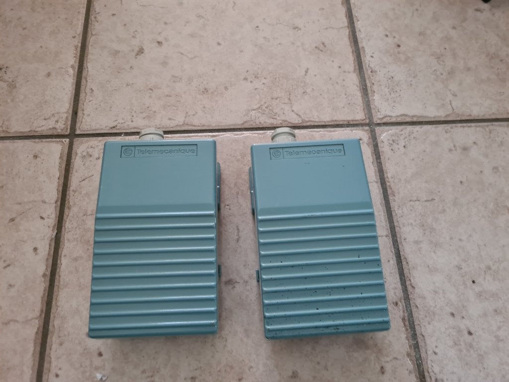 2 nieuwe Télémécanique - Harmony XPE - Pedaalschakelaar, Doe-het-zelf en Bouw, Ophalen of Verzenden, Nieuw, Overige merken, Schakelaar