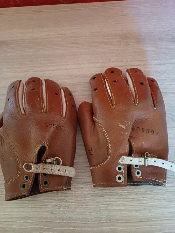Gants de balle pelote – Collection / Sport traditionnel, Envoi