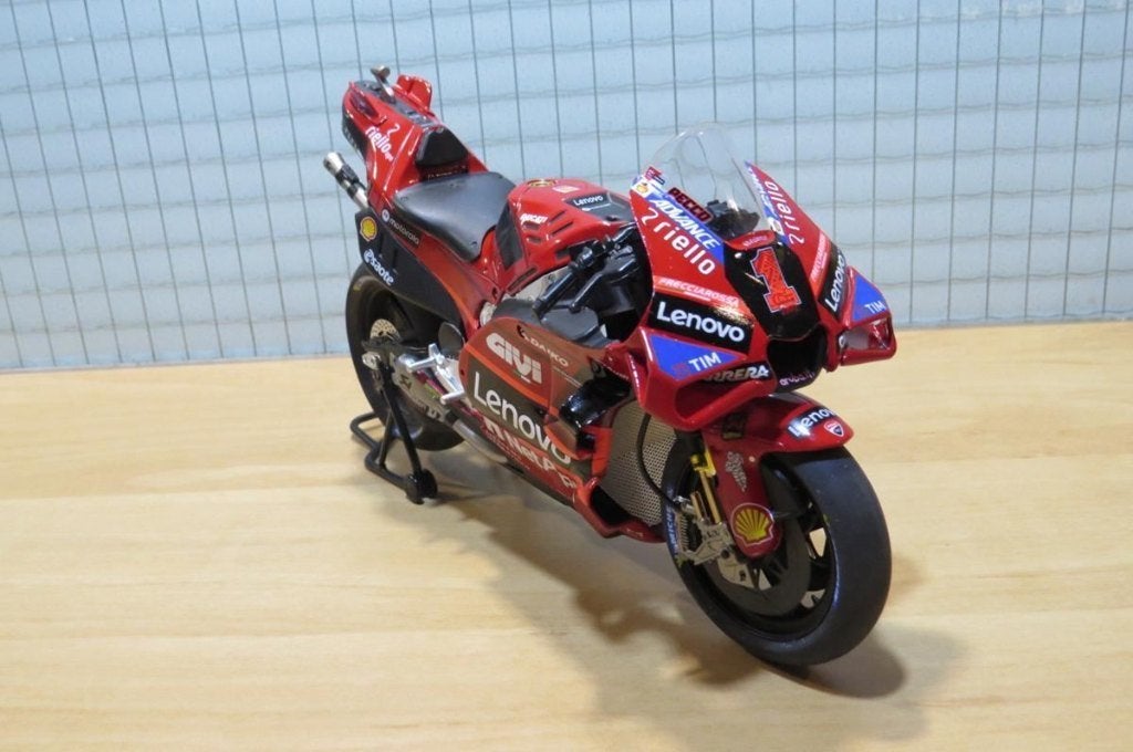 Francesco Bagnaia Ducati Lenovo Desmosedici 2023 1:12, Enlèvement ou Envoi, Neuf, 1:9 à 1:12, Moteur