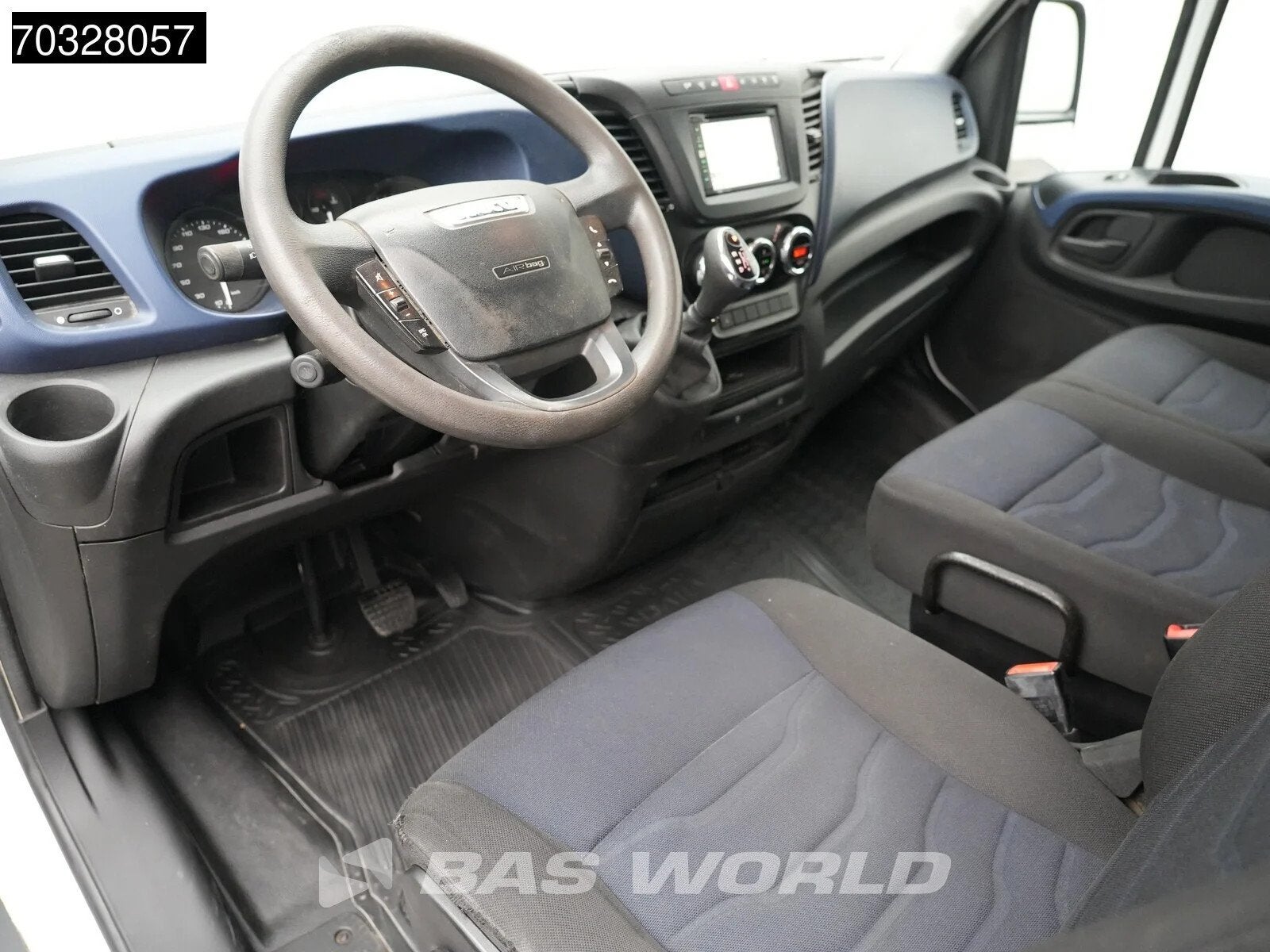 Iveco Daily 35S18 3.0L Automaat L2H2 3,5t Trekhaak Navi Airc, Auto's, Stof, Gebruikt, Euro 6, 4 cilinders