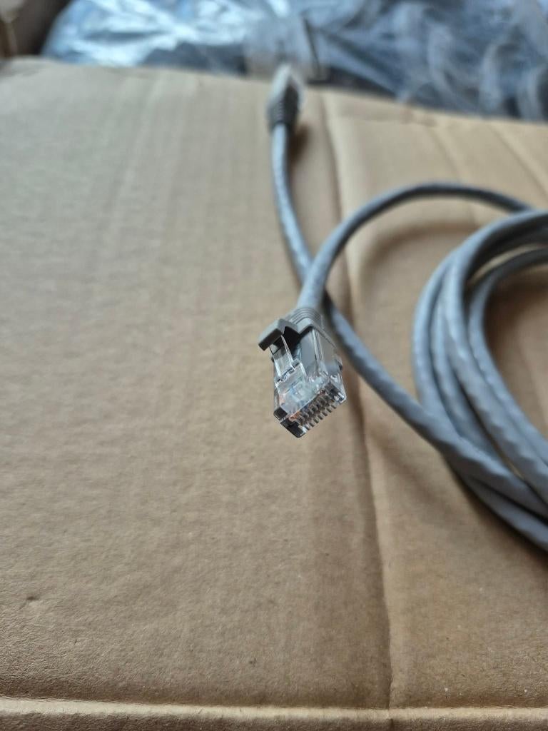 Nieuwe Internet UTP kabels 2m, Computers en Software, Pc- en Netwerkkabels, Ophalen of Verzenden, Nieuw