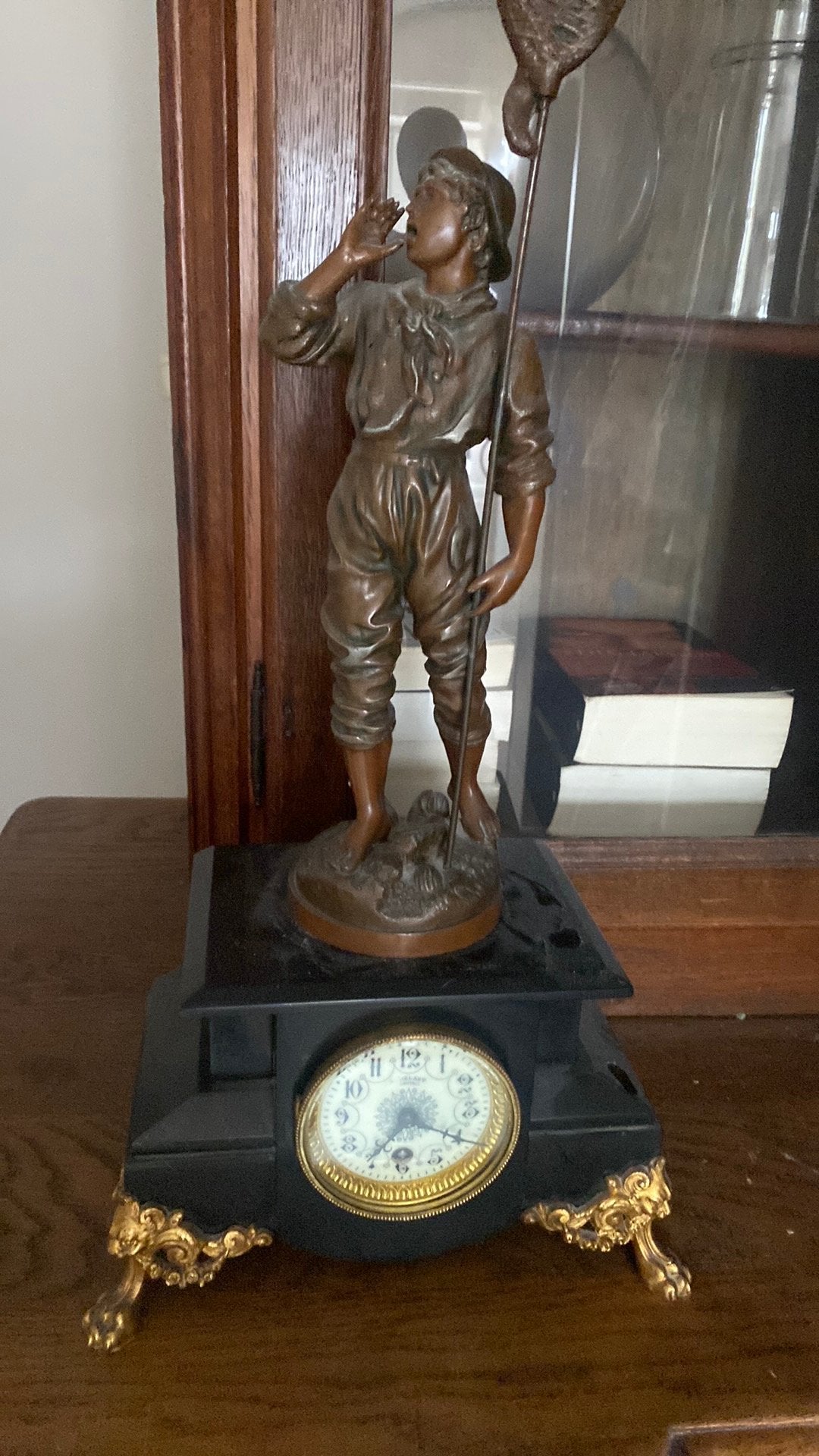 Horloge en marbre noir du XIXe siècle avec homme en bronze, Enlèvement
