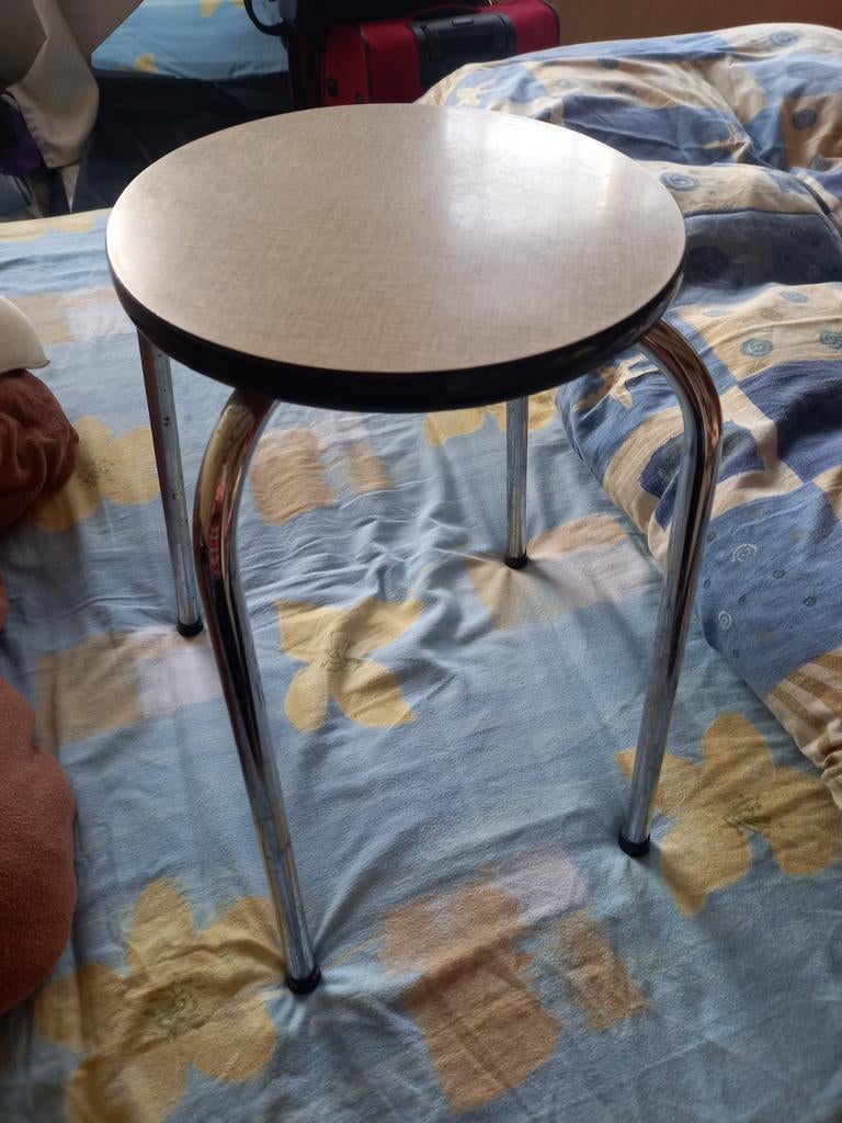 Tabouret ancien, Enlèvement