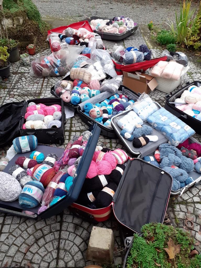 330 bollen nieuwe breiwol, moeten weg wegens overlijden., Hobby en Vrije tijd, Breien en Haken, Ophalen, Nieuw, Breien, Wol of Garen