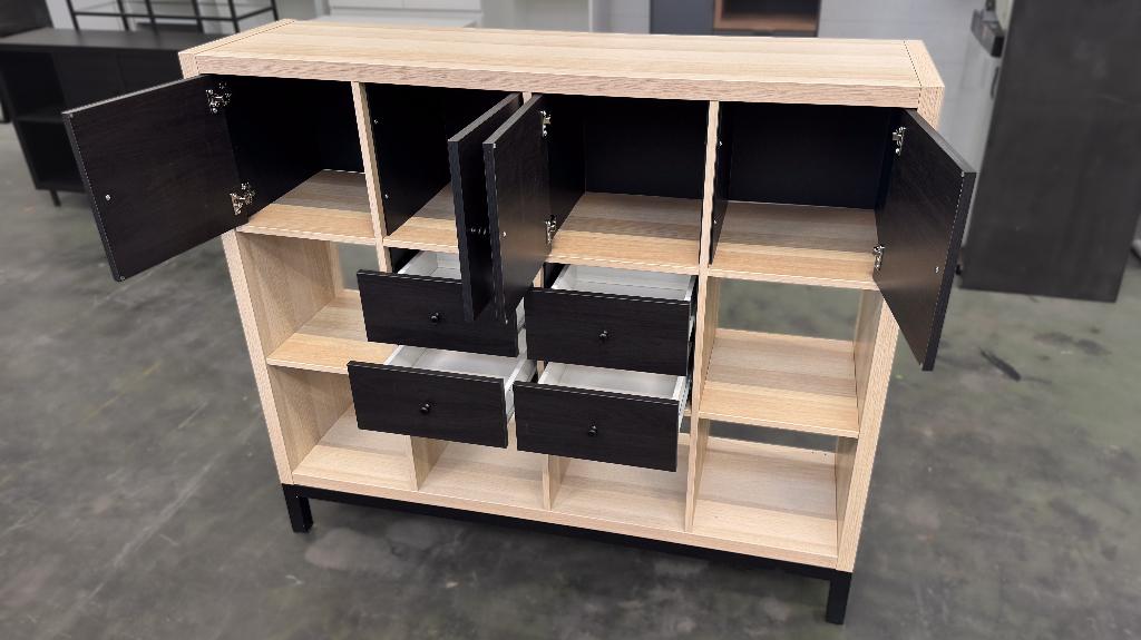 KALLAX IKEA rek,gebleekt eiken effect/zwart(met accessoires), 100 tot 150 cm, Nieuw, 25 tot 50 cm, Ophalen