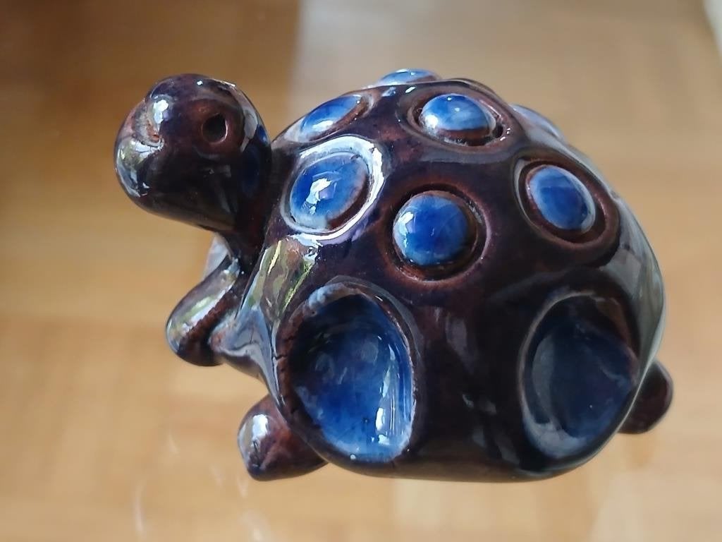 Mooie bruine en blauwe keramische schildpad van 7 cm lang, Ophalen