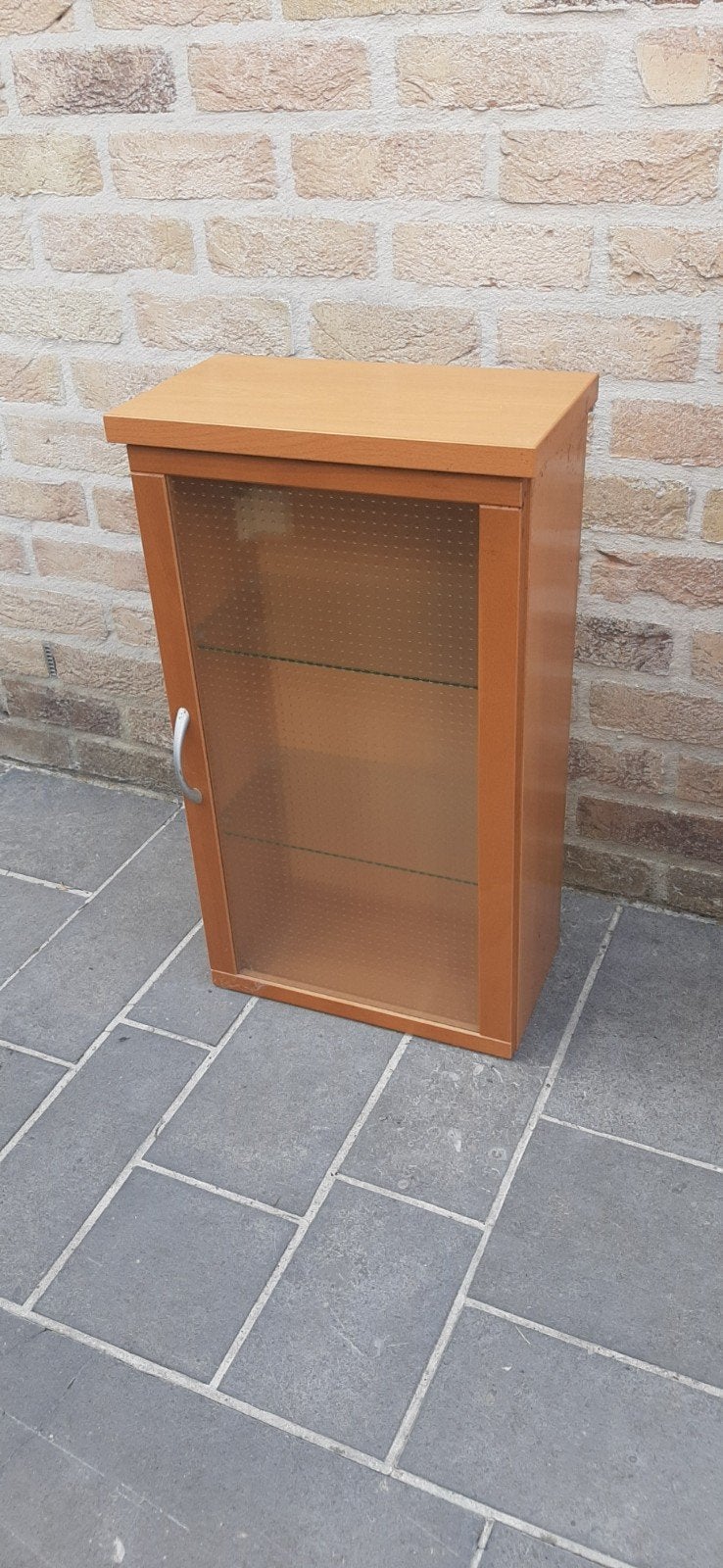 Mooi kastje, bruin, 2 glazen schapjes, Ophalen, Met plank(en), Minder dan 50 cm, Overige houtsoorten