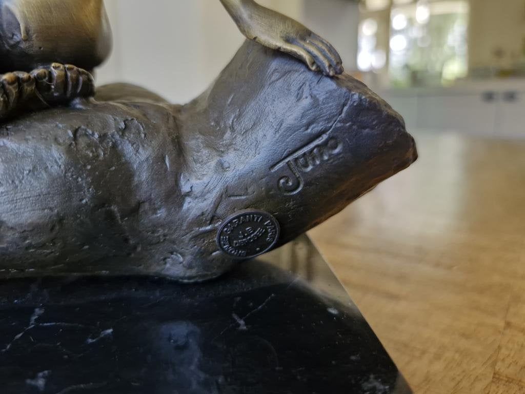 bronzen beeld , pikante vrouw op hand , modern kunstobject, Ophalen of Verzenden, Brons, Beeld, Modern