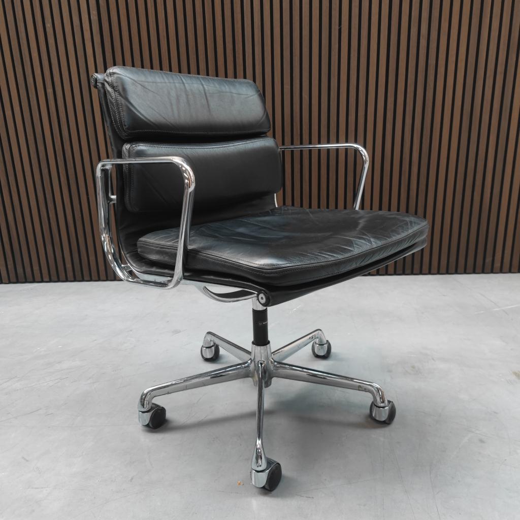 Herman Miller Eames EA 217 bureaustoel in zwart leder