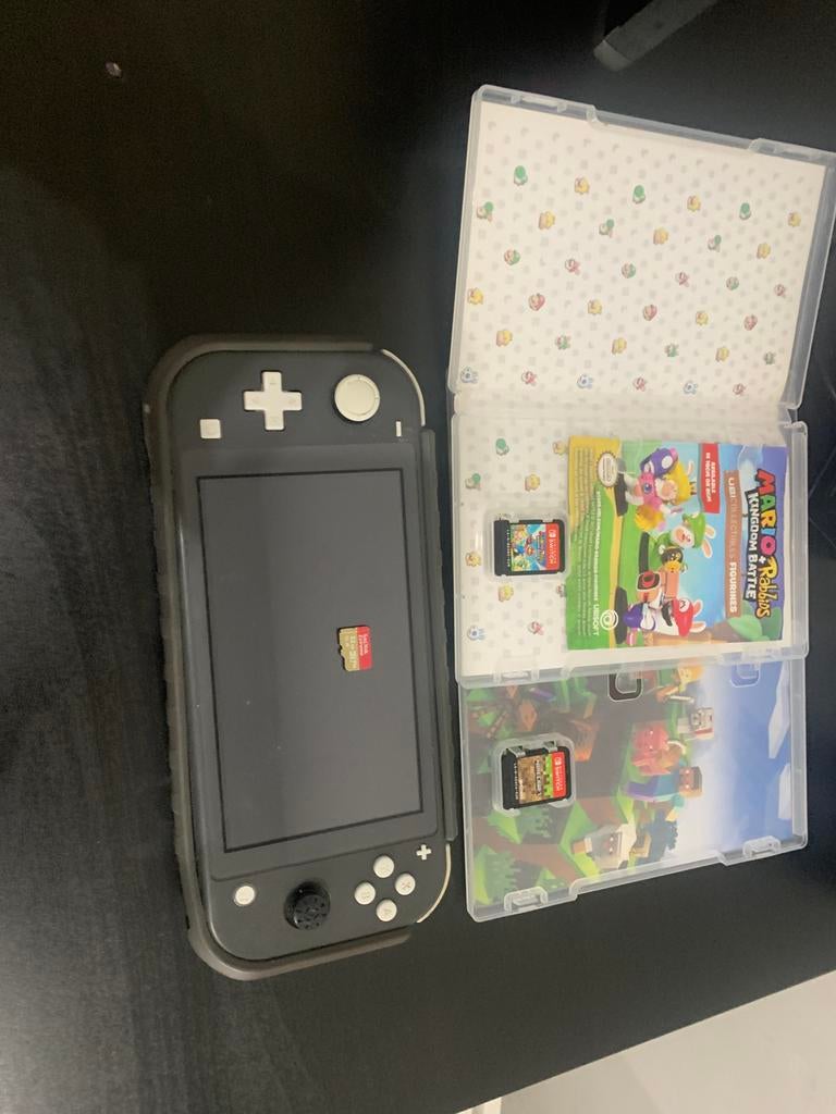 Nintendo Switch Lite bundle + 2 games + 32 GB SD kaart, Enlèvement, Gris, Utilisé, Avec housse de protection ou sac