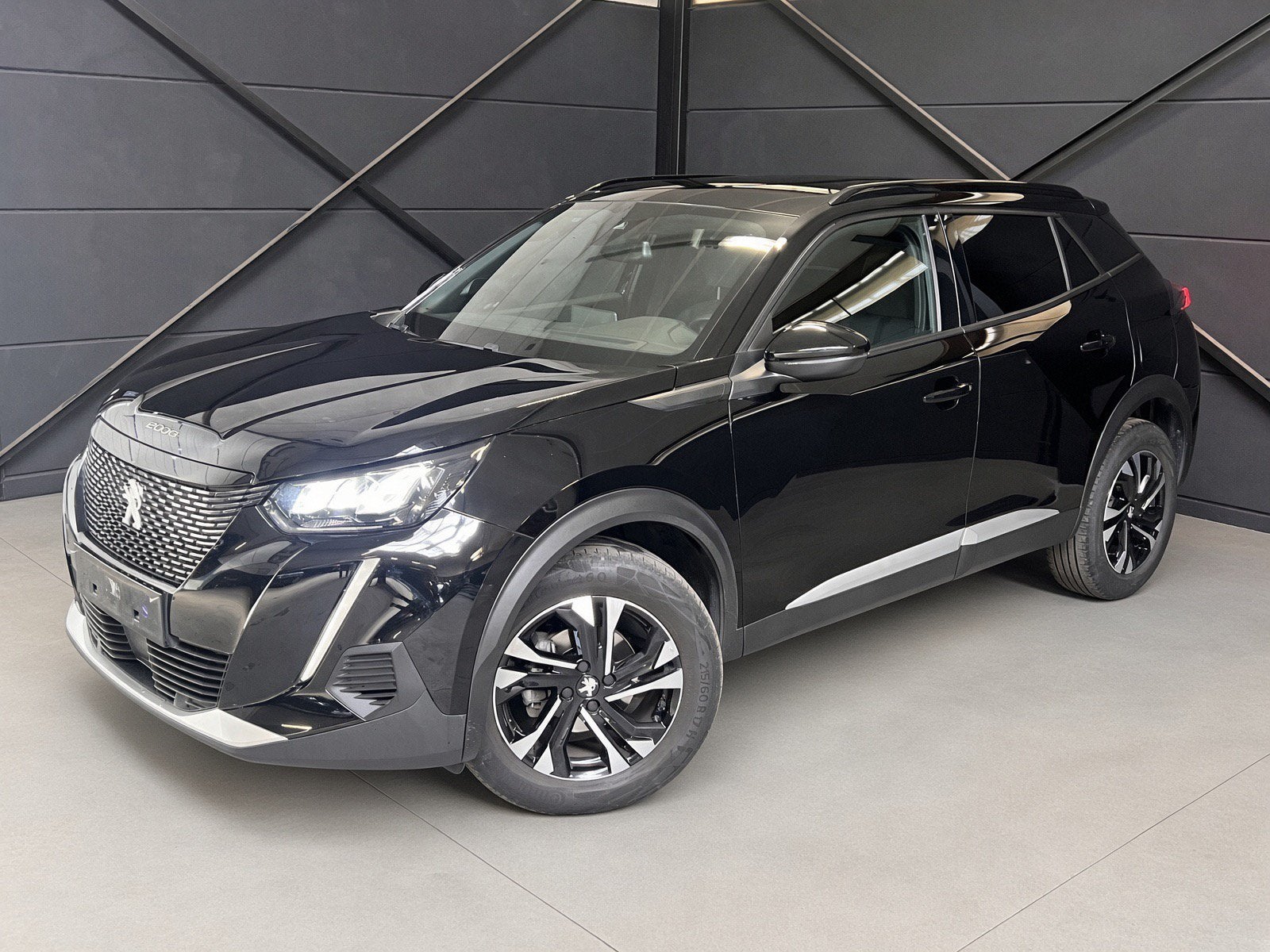 Peugeot 2008 Allure 1.2i automaat, bj2023, 50.000km., Autos, Achat, Euro 6, Entreprise, Noir