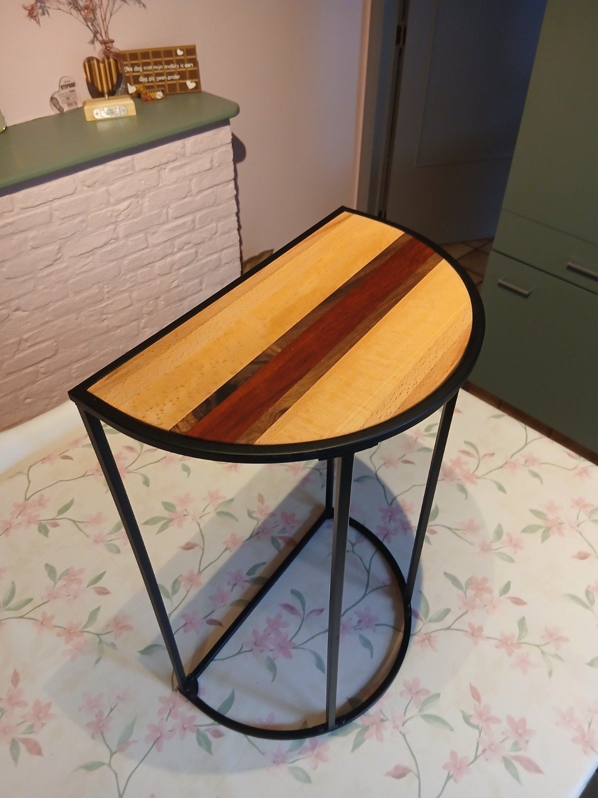 zelfgemaakt bijzettafeltje, stalen onderkant sierhoute blad, Maison & Meubles, Moins de 55 cm, 45 à 60 cm, Enlèvement, Bois