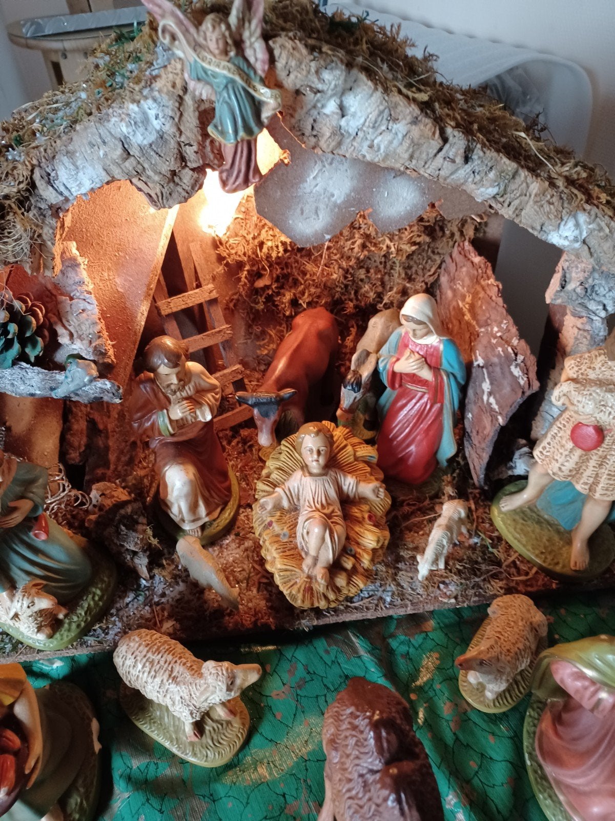 kerststal met oude beelden., Ophalen, Gebruikt