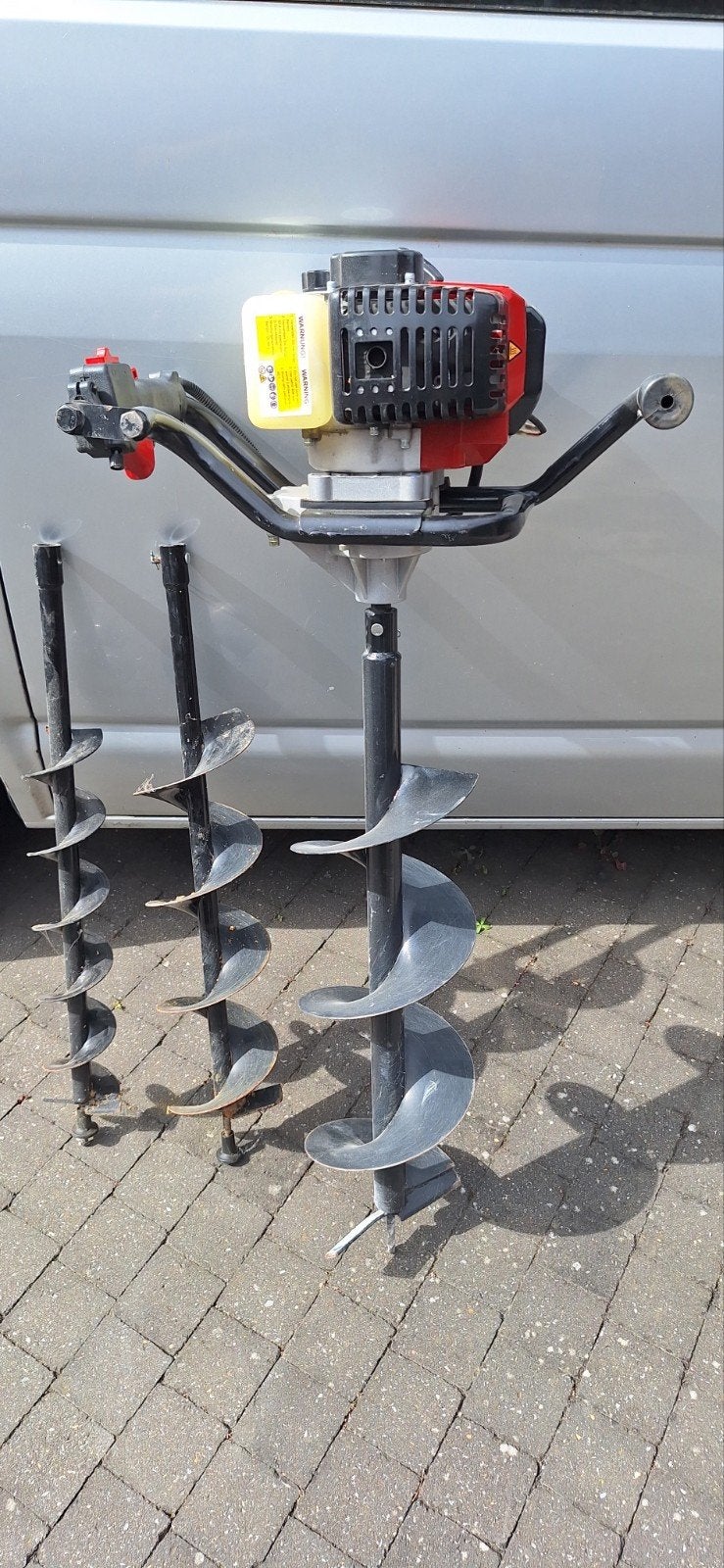 Tarière thermique 2T puissant.
avec 3 mèches
10cm,25cm,20cm, Enlèvement