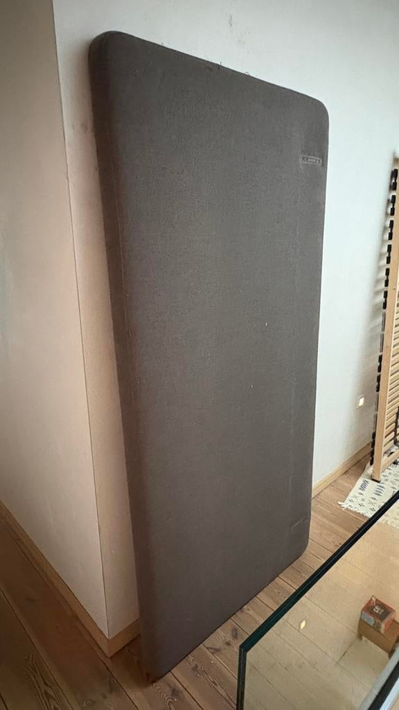 Gratis: Bedwand, grijs, stof, Huis en Inrichting, Slaapkamer | Matrassen en Bedbodems, Ophalen, Zo goed als nieuw