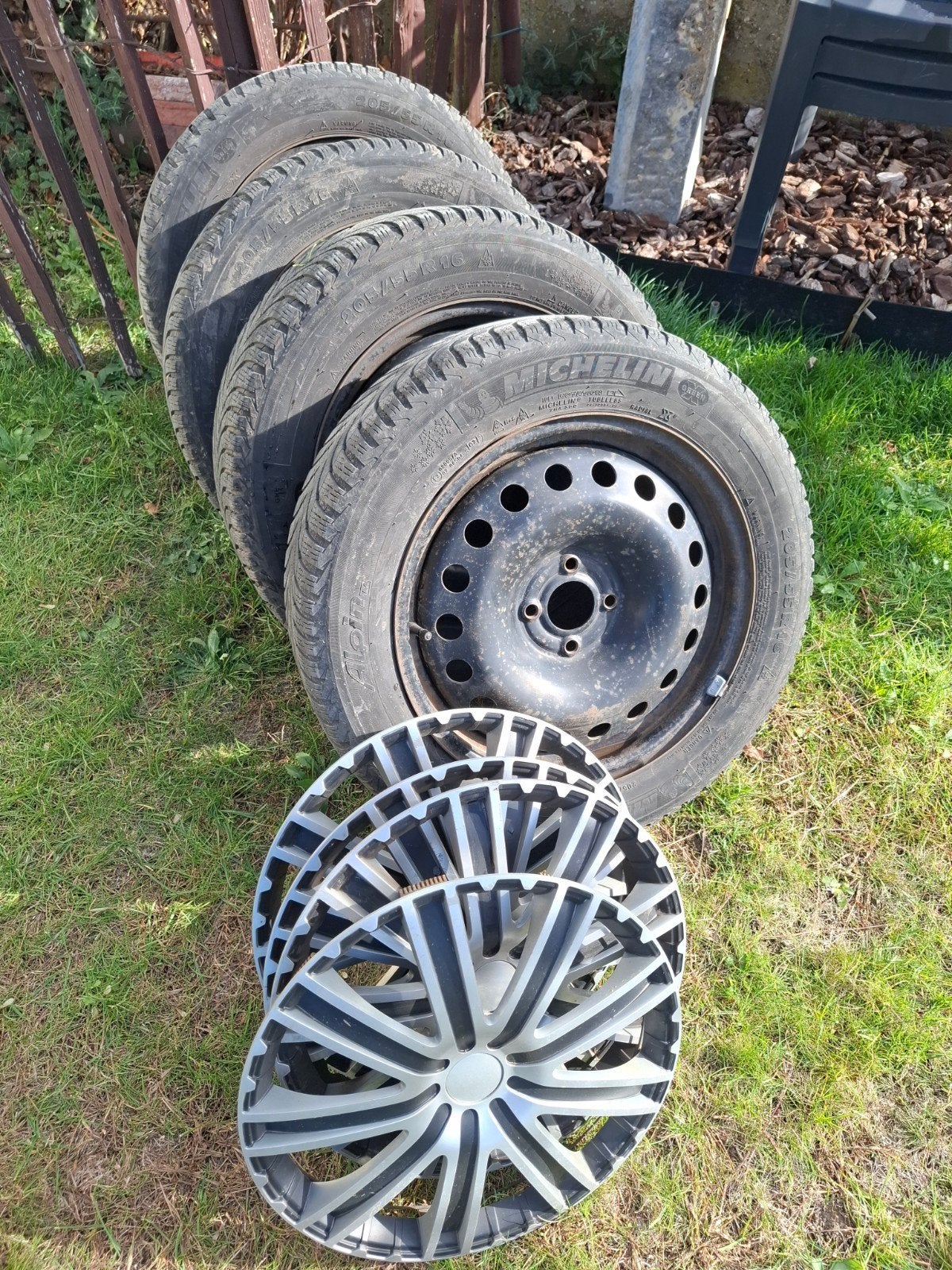 Pneus d'hiver Michelin Alpin 205/55 R16 avec jante en acier, Autos : Pièces & Accessoires, Pneus et Jantes, Pneus hiver, 16 pouces